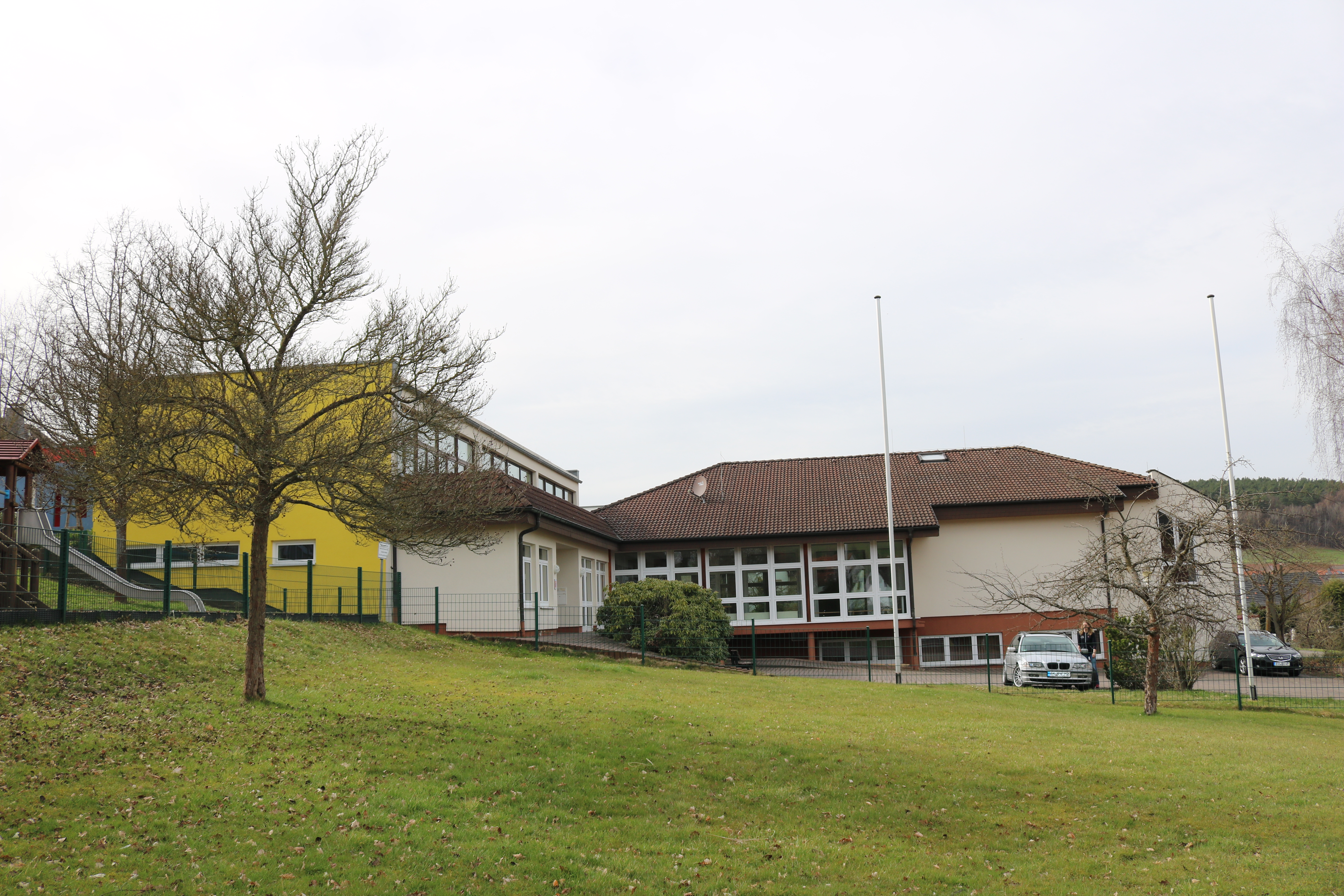 Christoph-Kalb-Haus und Kindergarten (links) Giesel