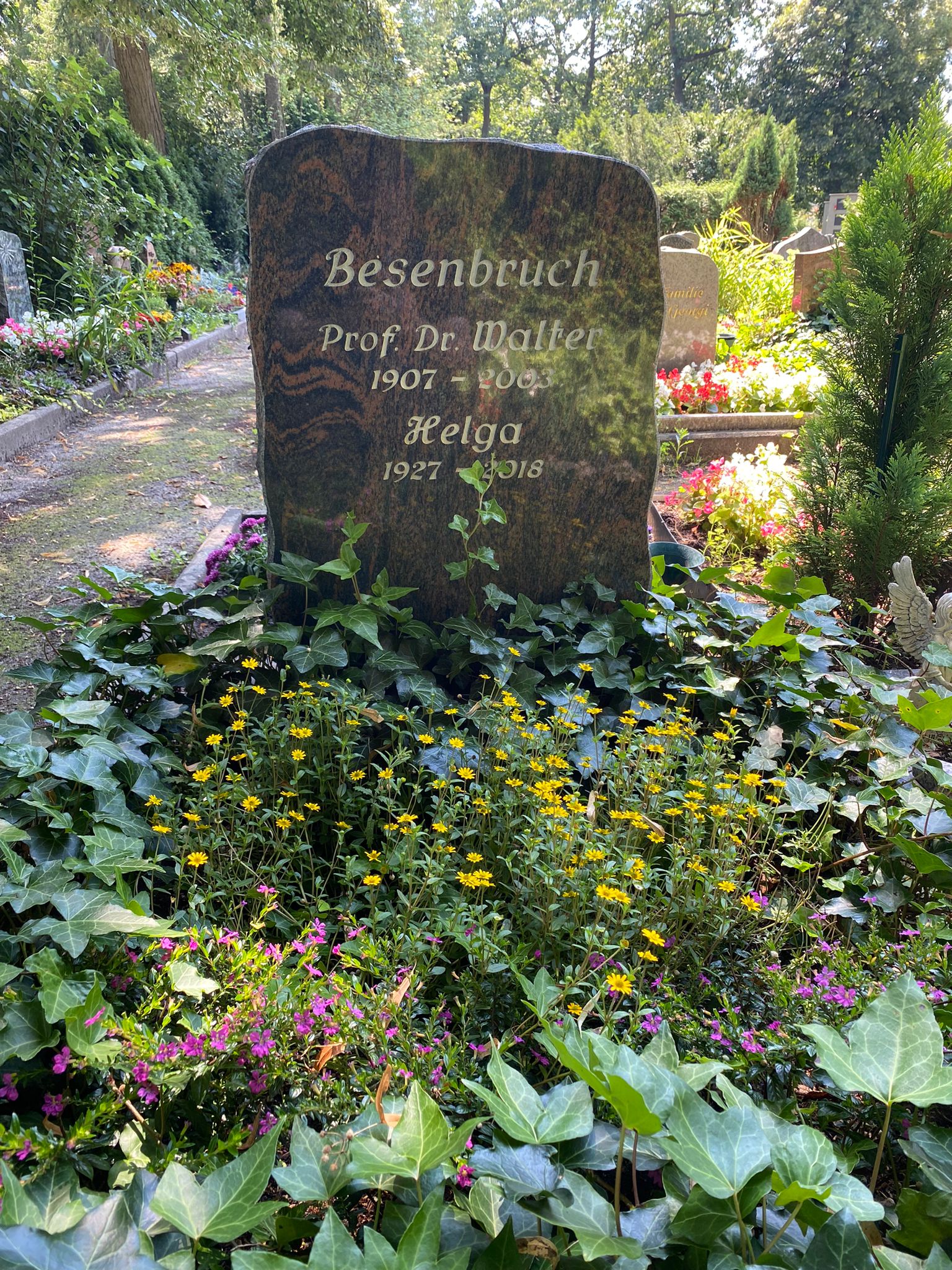 Grabstätte auf dem [[Waldfriedhof Grünau