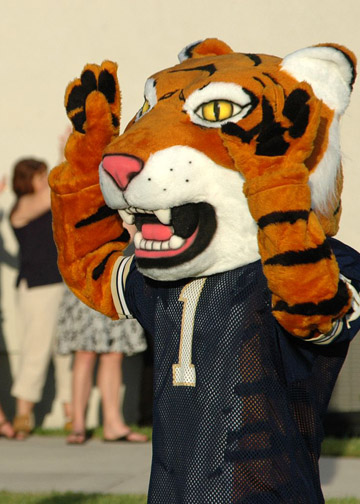 File:Holy Trinity Episcopal Academy Tiger Mascot.jpg - Wikimedia Commons