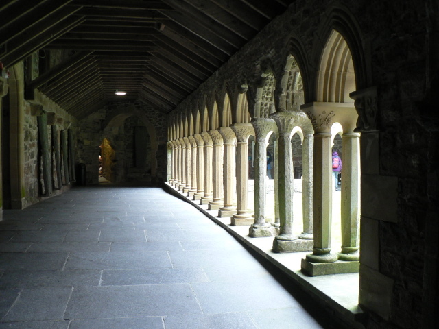 File:Isle of Iona, abbey cloisters - geograph.org.uk - 921170.jpg