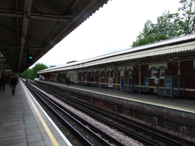 File:Ladbroke Grove Station - geograph.org.uk - 1279533.jpg