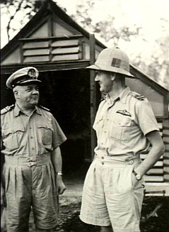 Zwei Männer in hellen Militäruniformen, einer mit Tropenhelm