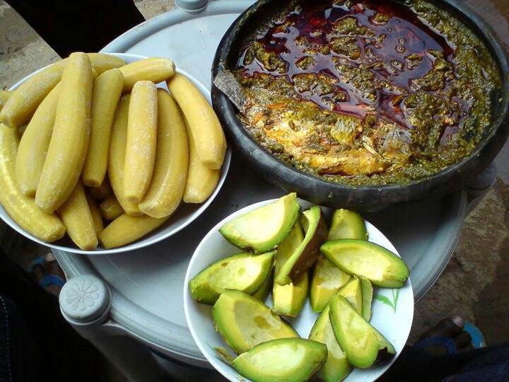 File:Plantain and kontomire stew with pear and koobi(smoked tilapia)..jpg