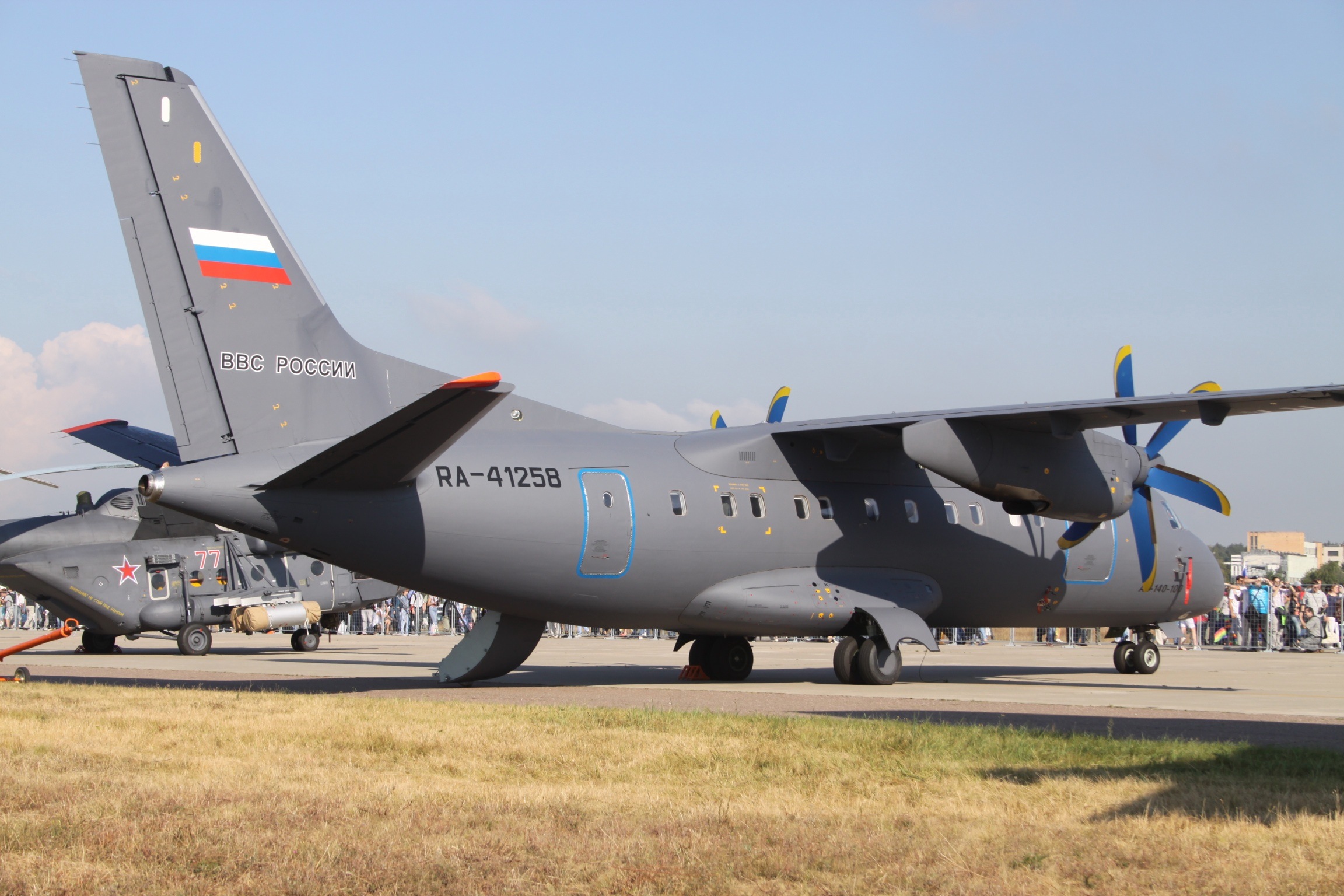 https://upload.wikimedia.org/wikipedia/commons/0/02/RA-41258_Antonov_An.140-100_Russian_Air_Force_%288019201800%29.jpg
