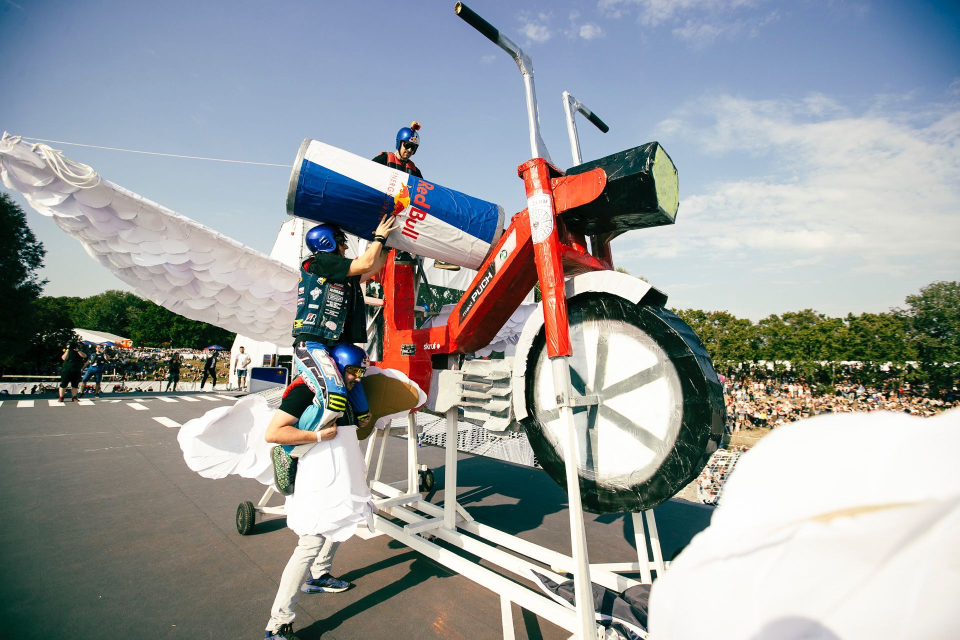 Inaugural Flugtag in Brazil gives locals wings