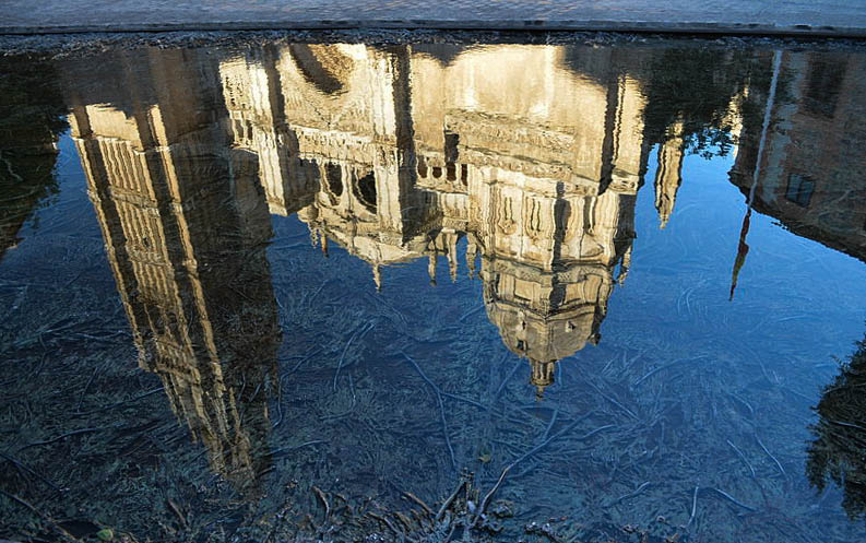 File:Reflejo Catedral de Toledo en Fuente Tres Aguas -- 2014 -- Toledo, España 03.JPG