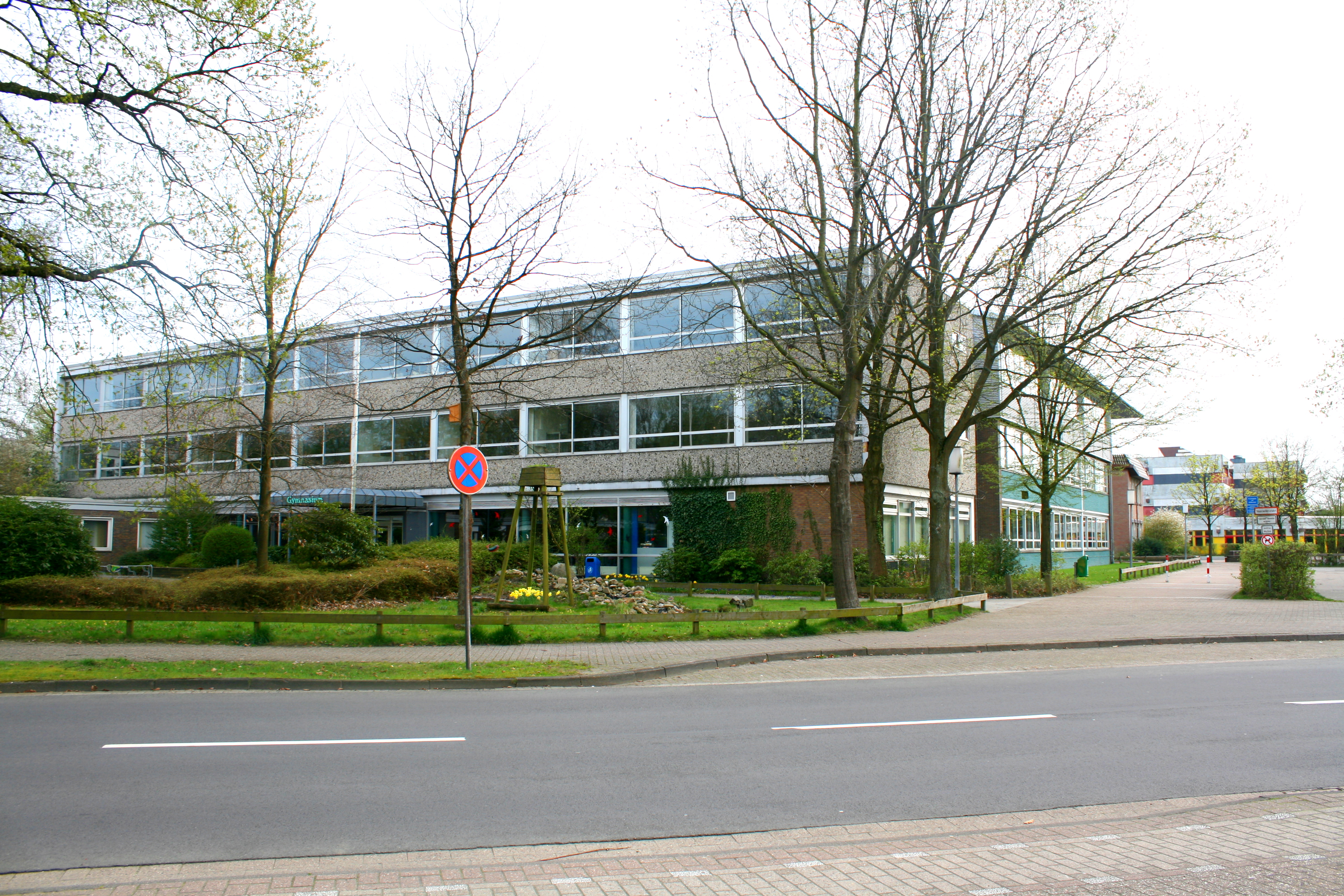 Datei:Schulzentrum Bad Zwischenahn - Gymnasium Bad Zwischenahn-Edewecht.JPG  – Wikipedia