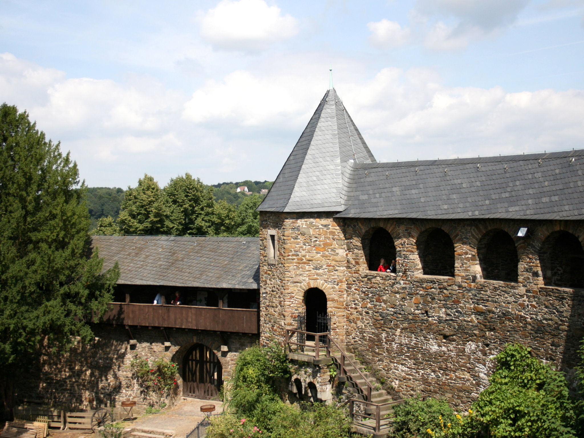 Dateisolingen Burg Schloss Burg Innenhof 13 Iesjpg