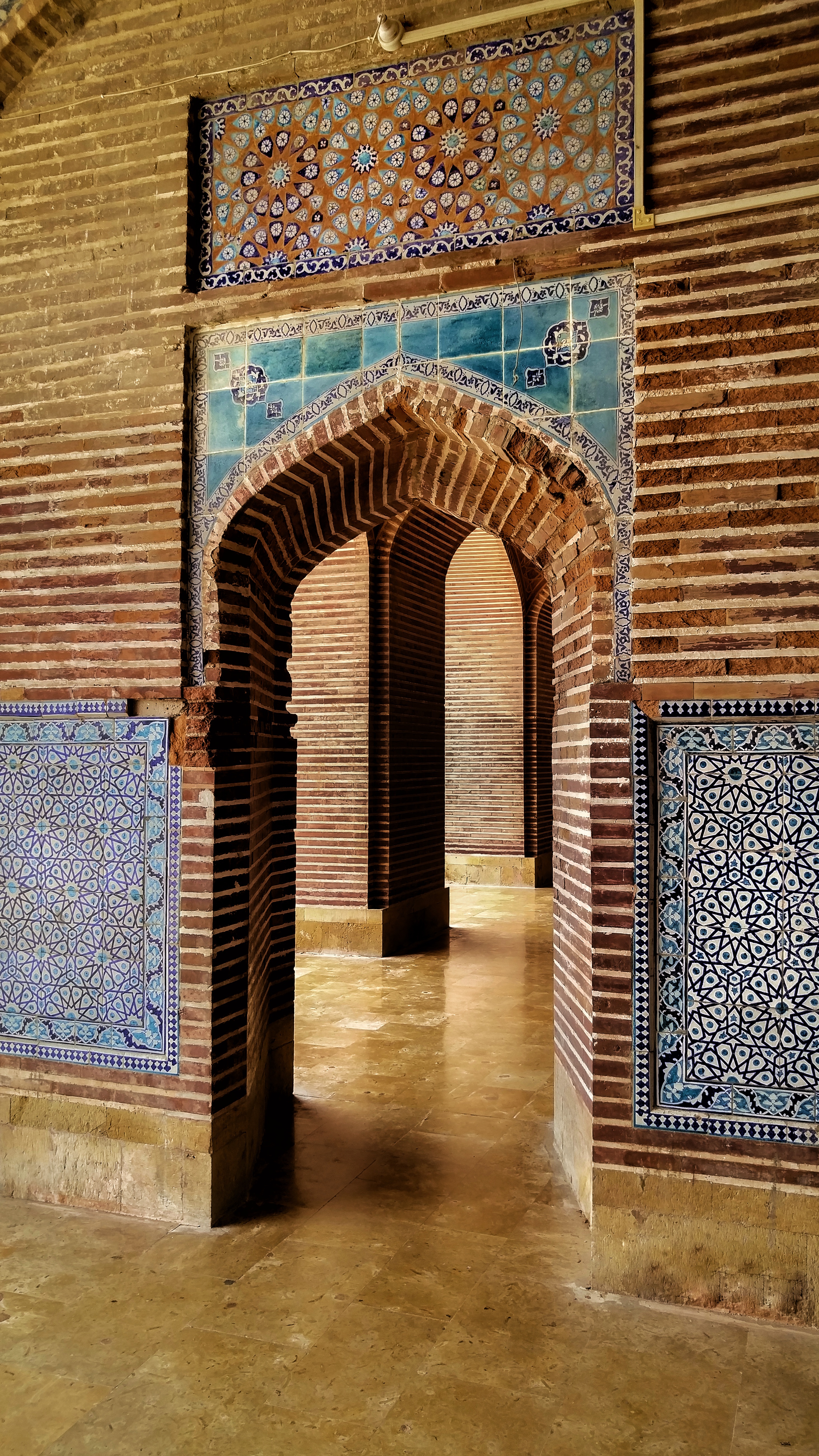 File The Stunning Interior Of The Shah Jehan Mosque Jpg