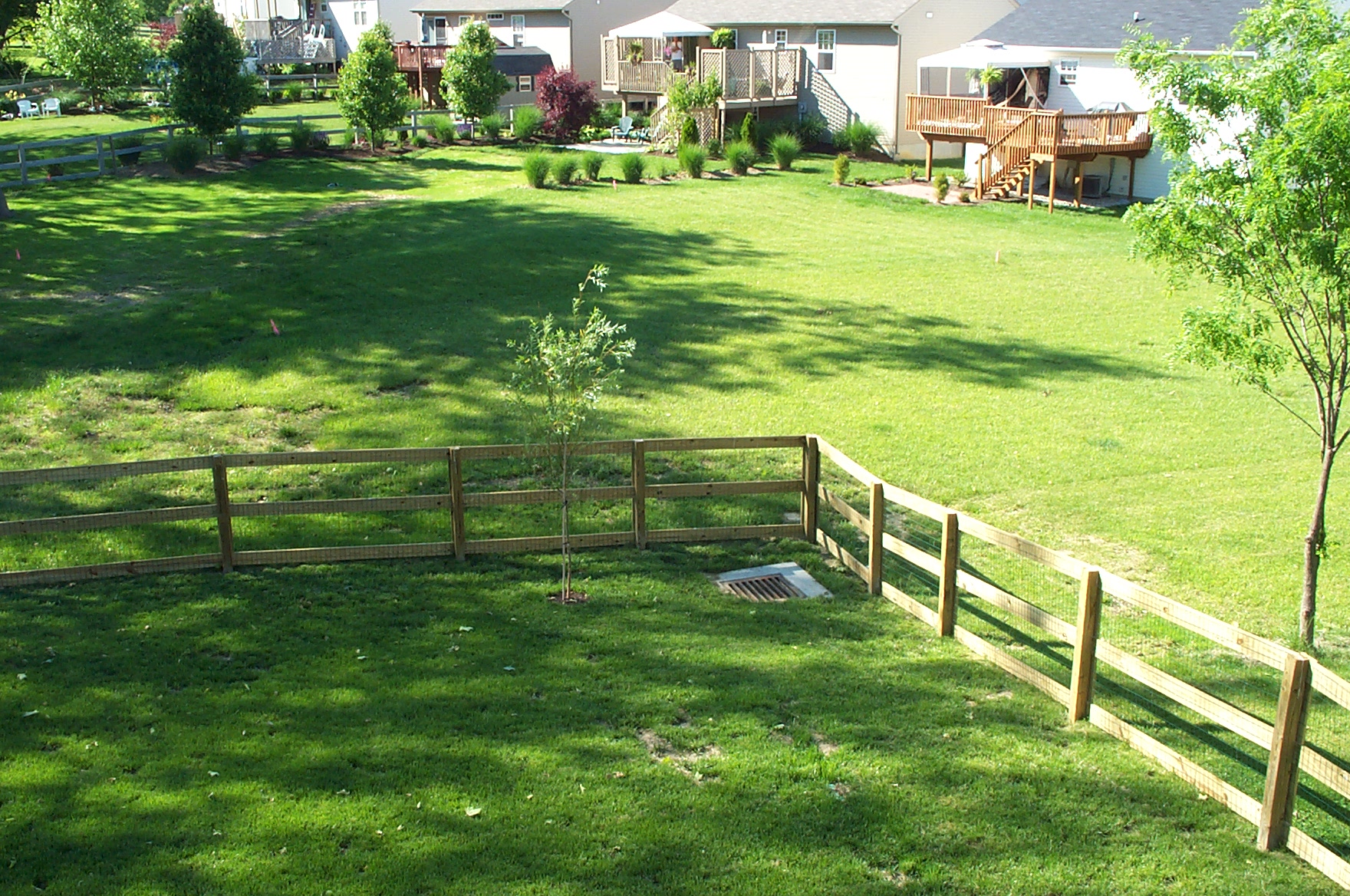 https://upload.wikimedia.org/wikipedia/commons/0/02/Typical_suburban_backyard.jpg