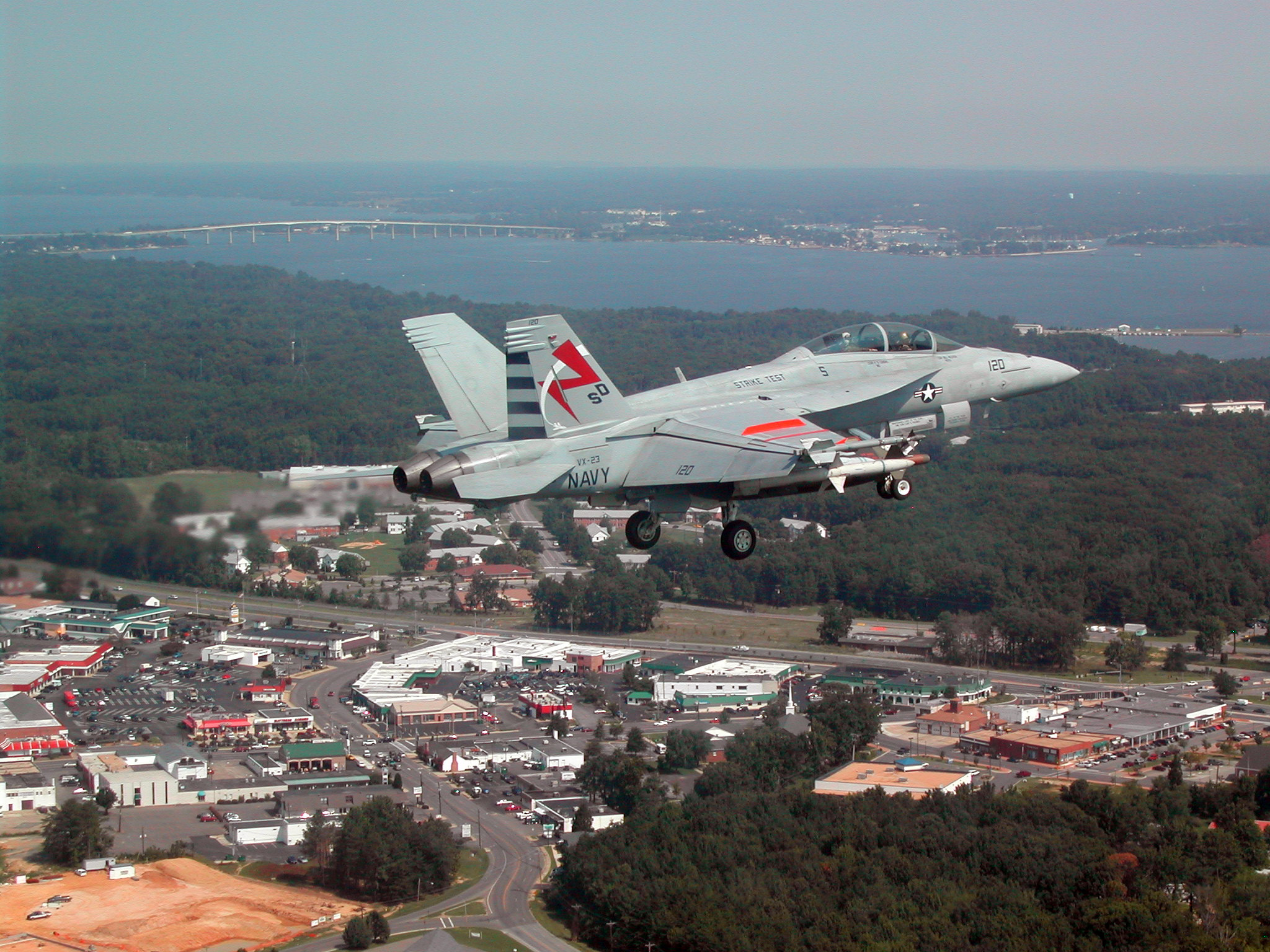 File Us Navy 0504 N 0000h 001 An F A 18f Super Hornet Assigned To The Salty Dogs Of Air Test And Evaluation Squadron Two Three Vx 23 Lowers Its Landing Gear Jpg Wikimedia Commons