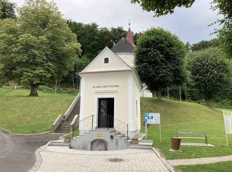 File:Ulrichskapelle und Pfarrkirche Heiligenbrunn 01.jpg