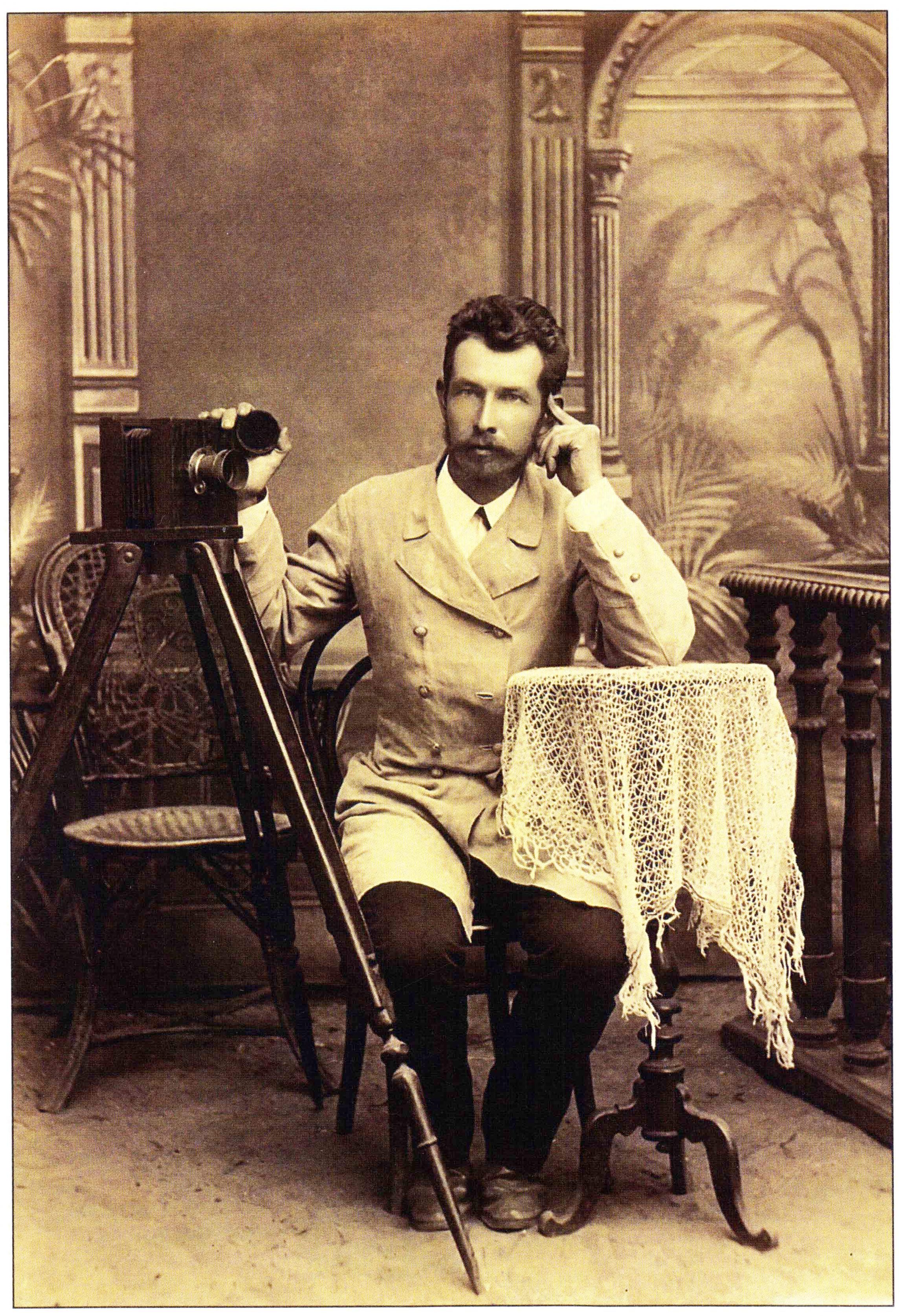 Человек на фотографии история. Фотограф 19 века. Старинное фотоателье. Фотоаппарат 19 века. Фотограф 19 век.