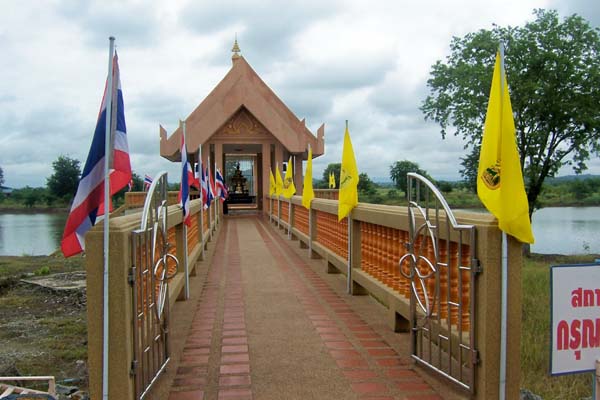 File:มณฑปหลวงพ่อบึงสามพัน.JPG