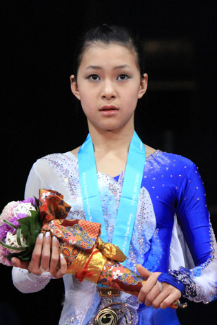 File:2009 GPF Juniors Ladies - Kanako MURAKAMI - Gold Medal - 2422a.jpg