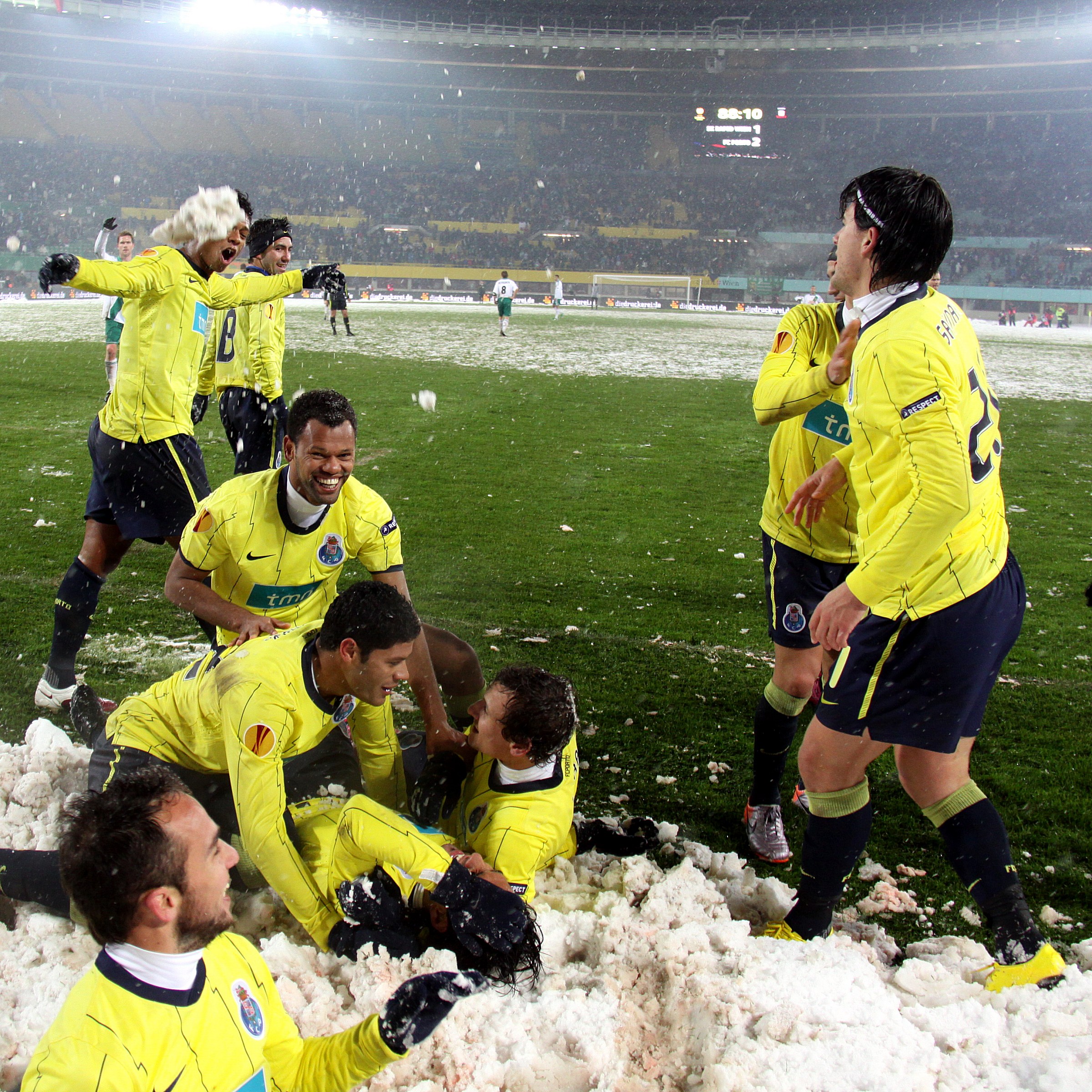 File:2010–11 UEFA Europa League - SK Rapid Wien vs F.C. Porto (07).jpg -  Wikipedia