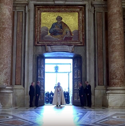 Paus Franciscus opent de Heilige Deur als begin van het buitengewoon jaar van barmhartigheid.