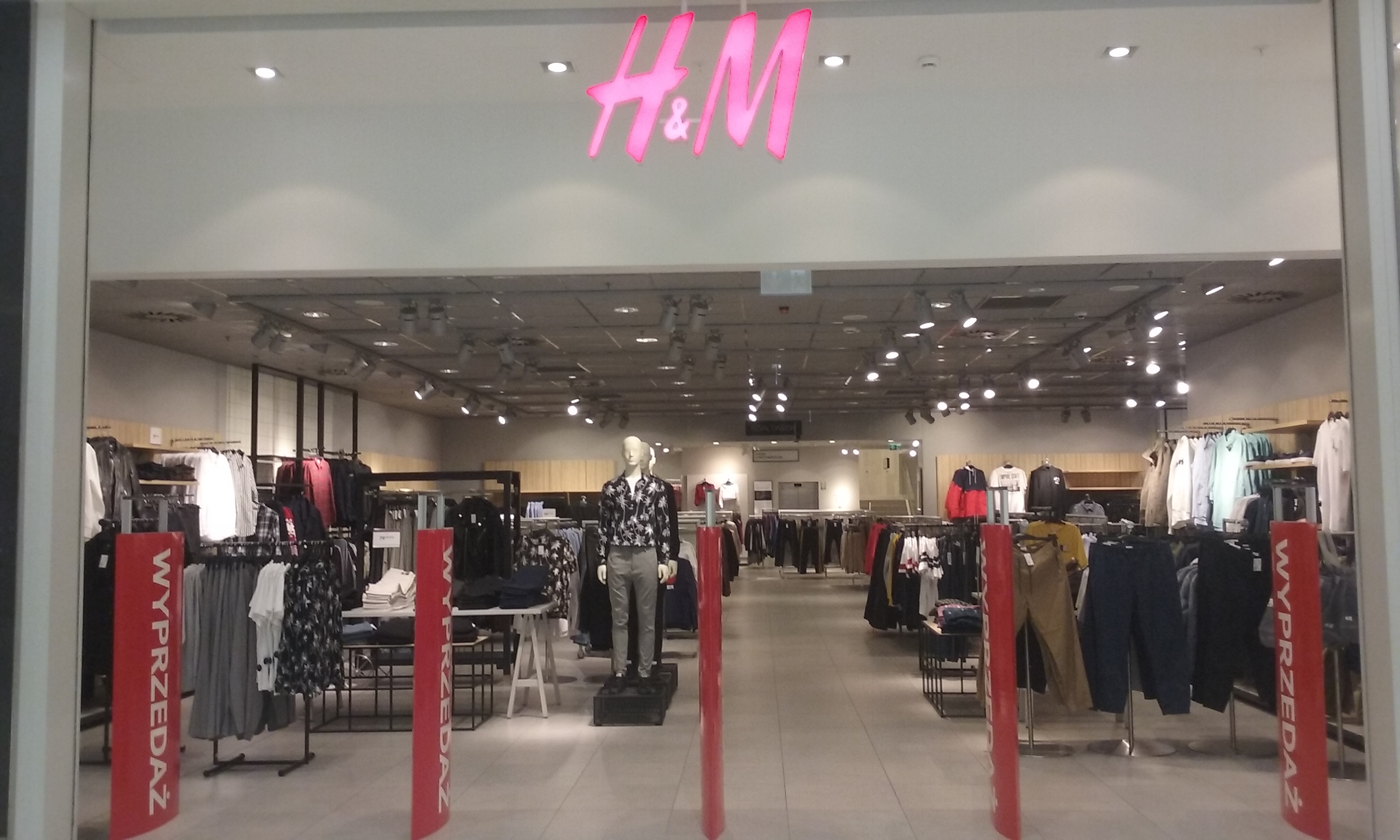 Hm poland. H M магазин. Hennes одежда. H&M brand. H&M бутик.