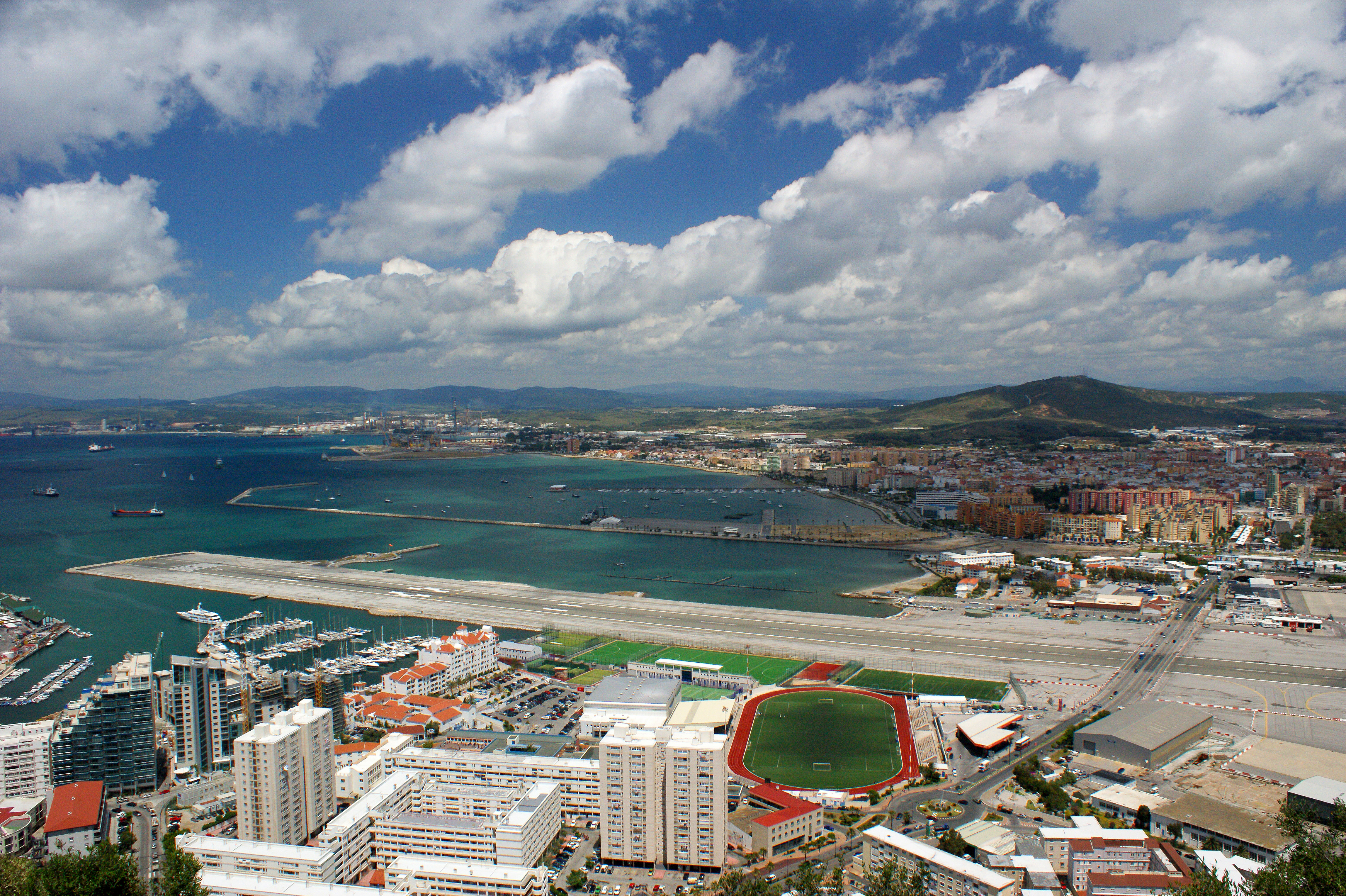 Stade de rené 4 trouvé par snoopie Airport_and_Stadium_in_Gibraltar