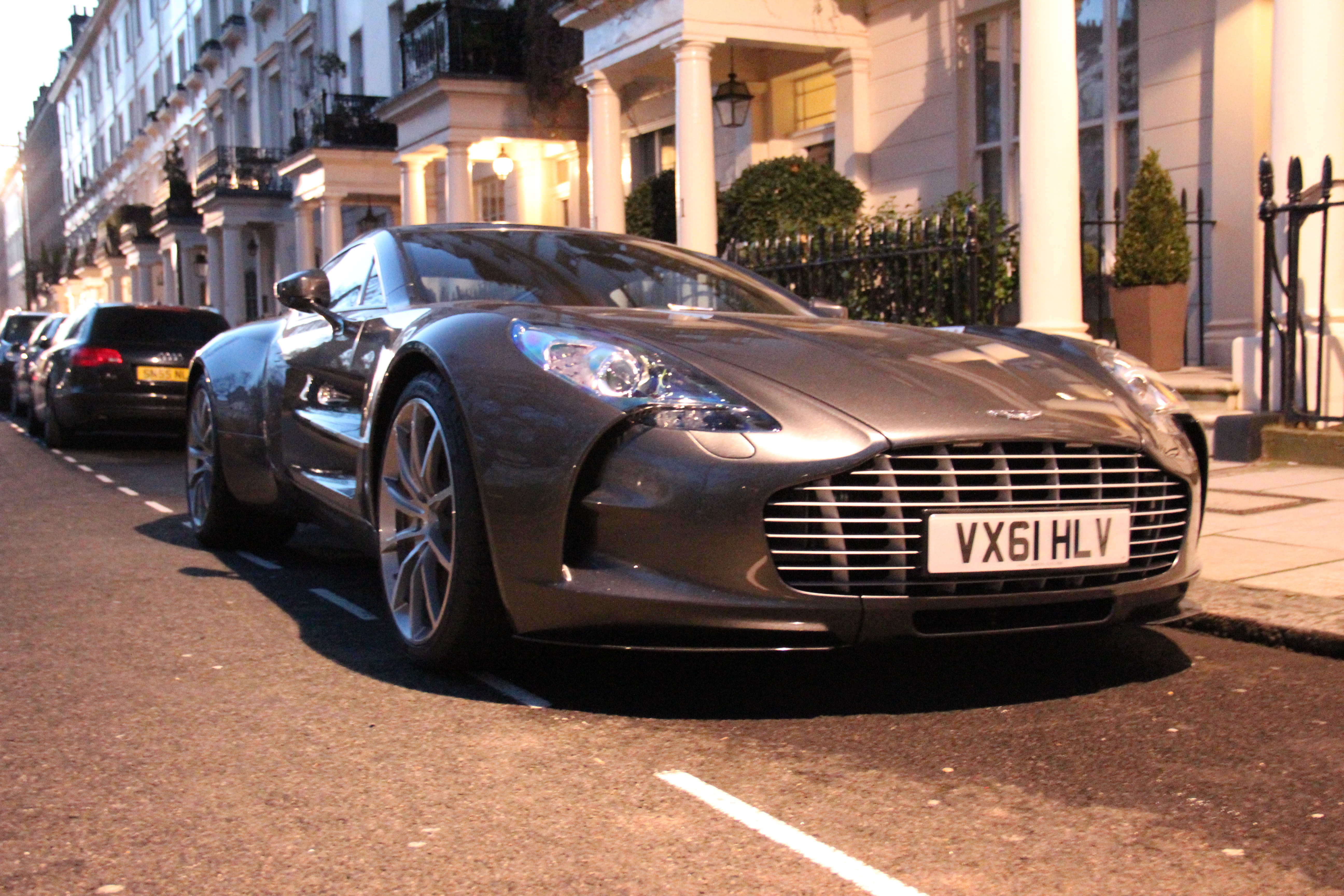 Aston Martin one 77 красный