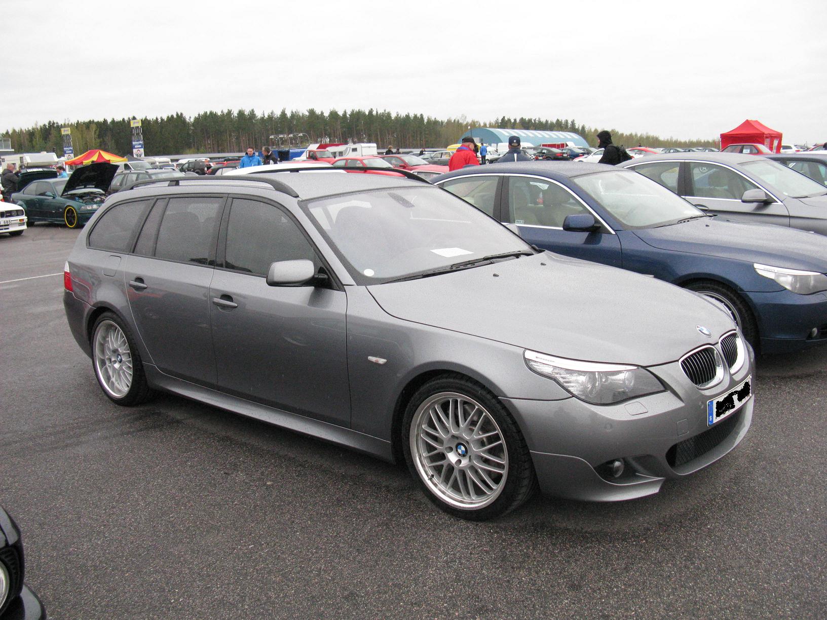 File:BMW 525i Touring M sport (4593454840).jpg - Wikimedia Commons