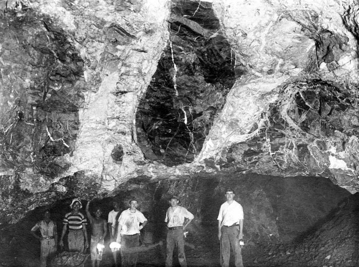 File:COLLECTIE TROPENMUSEUM Goud- en zilverader in de Salidamijn Westkust Sumatra TMnr 10007127.jpg