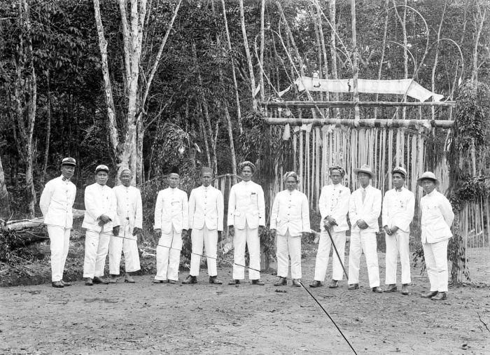 File:COLLECTIE TROPENMUSEUM Officiele opening van een nieuwe weg te Jambi Sumatra TMnr 10001675.jpg