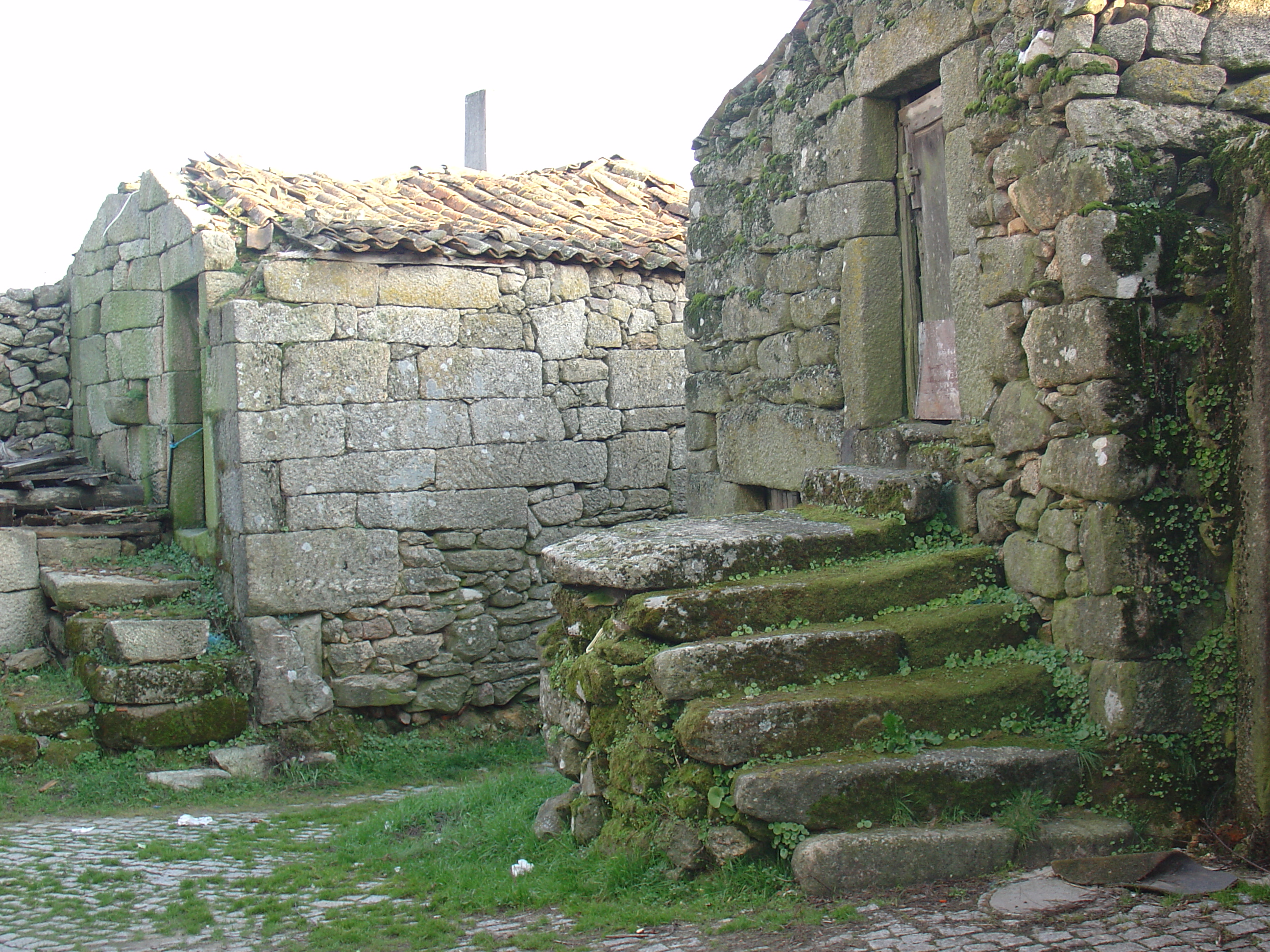 File:Ferrugende-casas de granito  - Wikimedia Commons