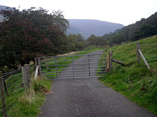 File:Gated lane brings you to a halt - geograph.org.uk - 968665.jpg