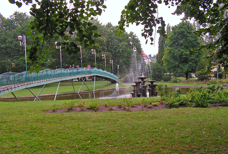 File:Gołdap, park w centrum miasta.jpg