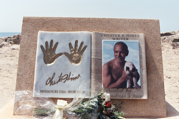 Monumento a Chester Himes en Moraira (Teulada-Alicante).