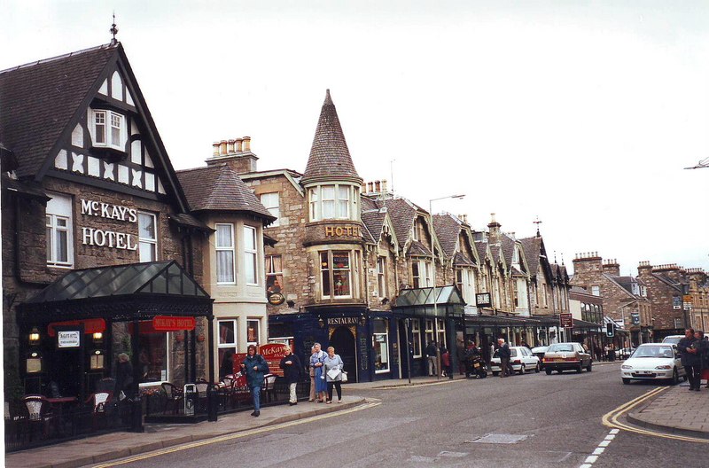 File:Hotels in Atholl Street, Pitlochry - geograph.org.uk - 1972124.jpg