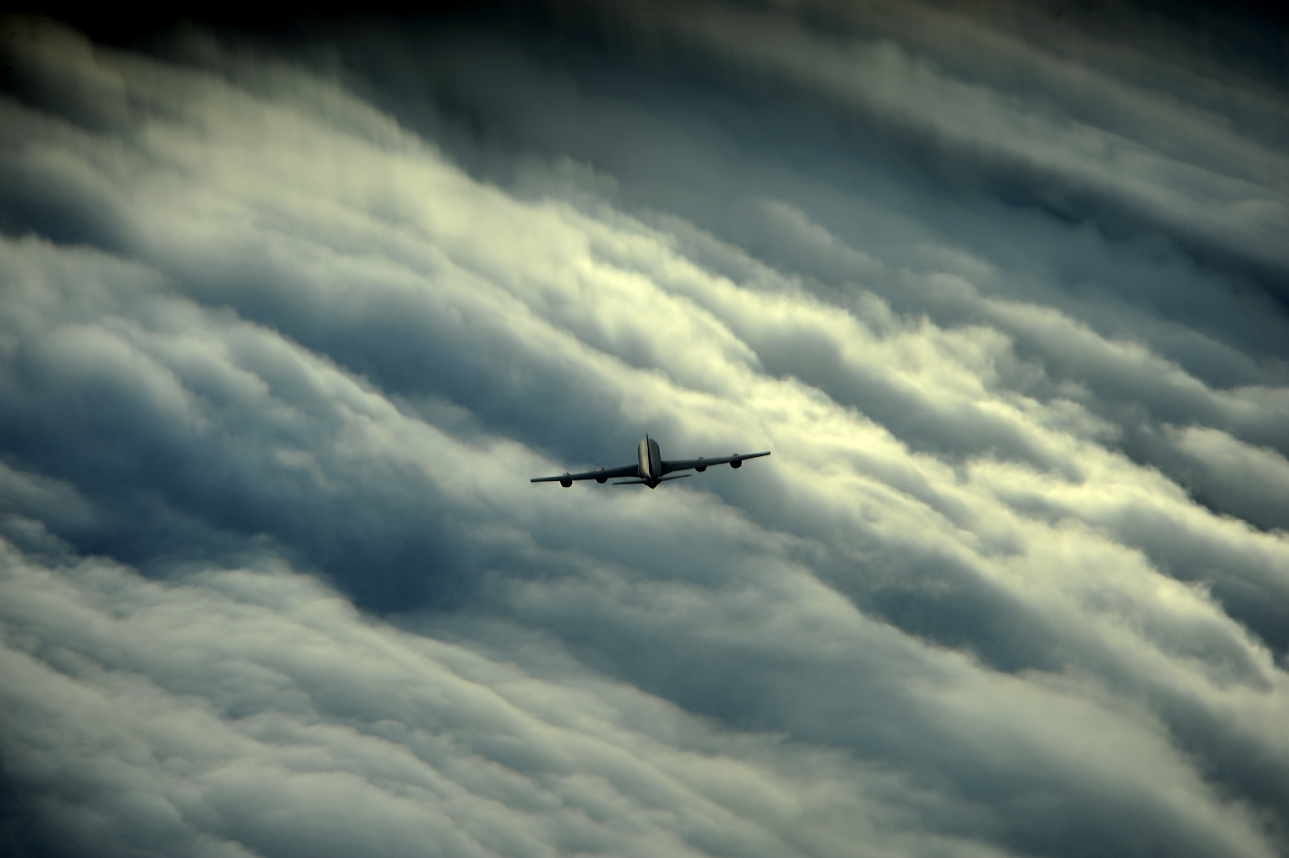 Самолет написал в небе. Самолет в небе. Небо облака самолет. Самолет в облаках. Самолет над облаками.