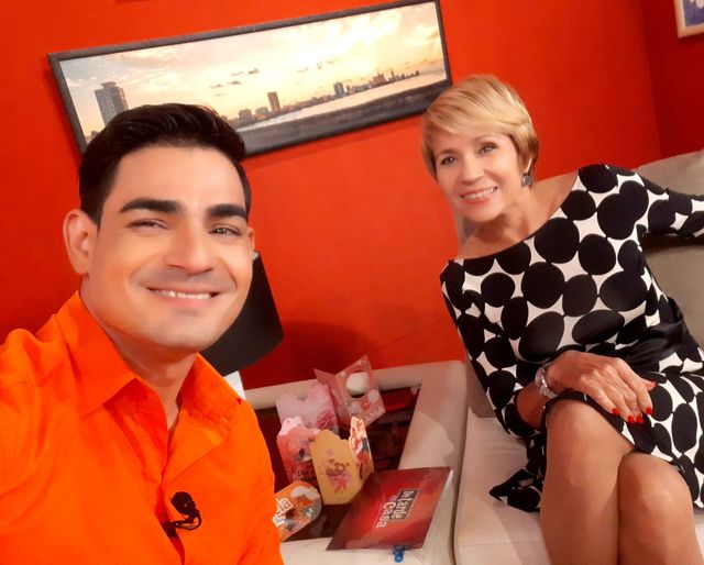 File:Leyber Gomez y Rakel Mayedo en el set del programa De Tarde En Casa de la television cubana.jpg