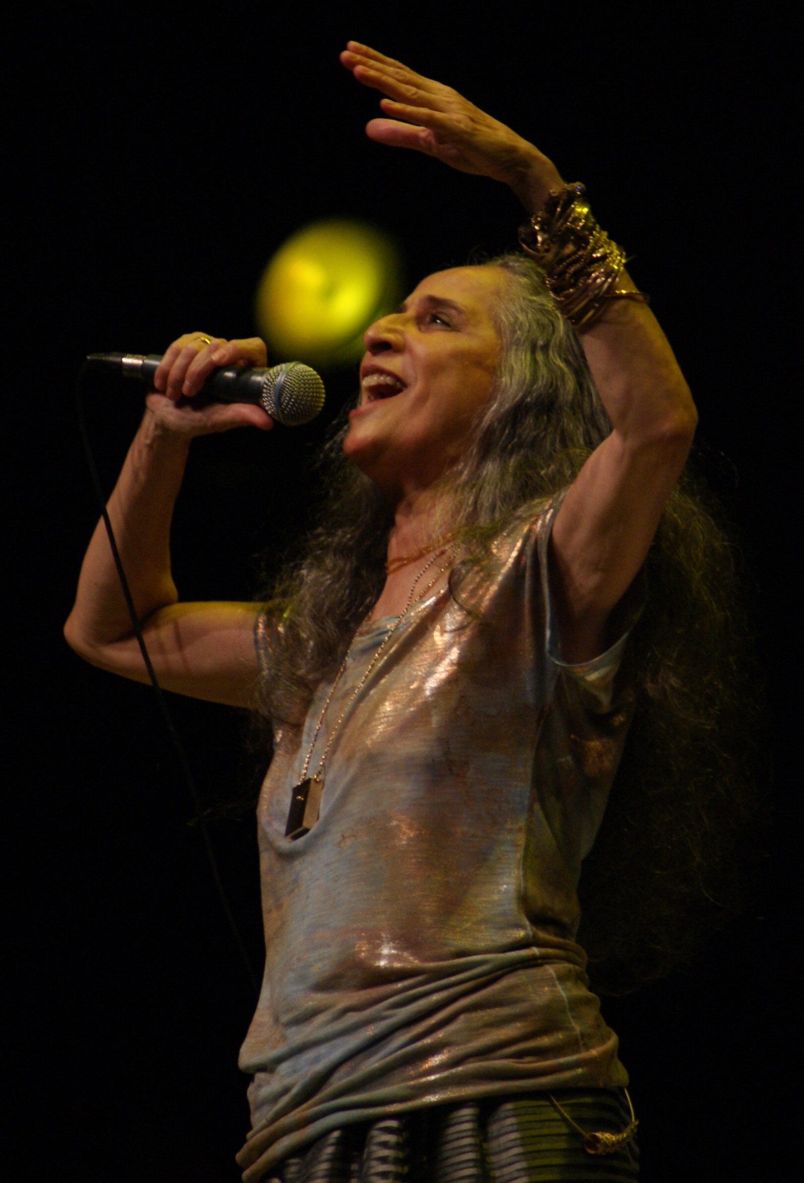 File:Maria Bethânia em apresentação, 2012.jpg - Wikimedia 