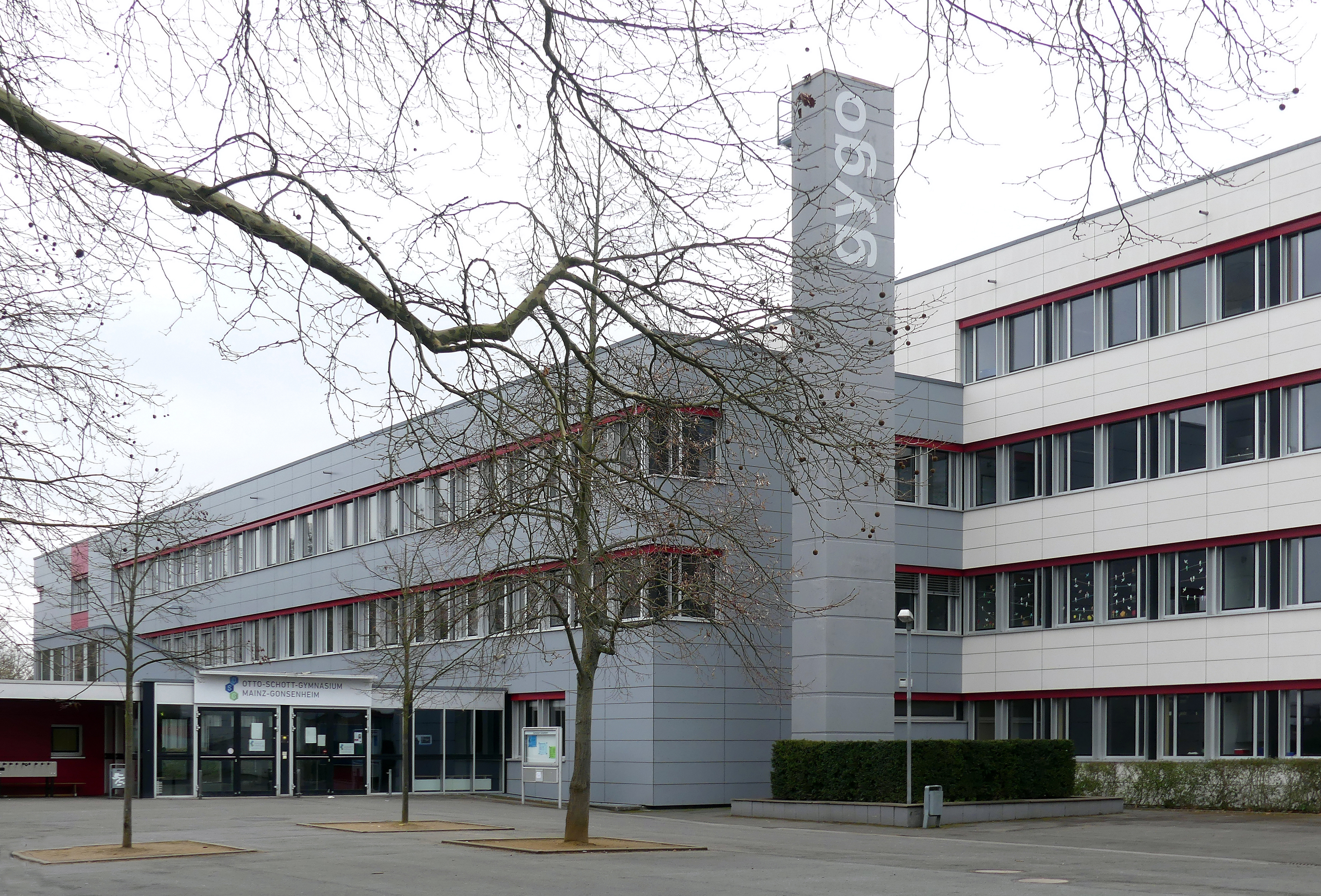 Das Otto-Schott-Gymnasium (ehemals Gymnasium Gonsenheim; kurz: GyGo, früher bekannt als Gonsbach-Gym...