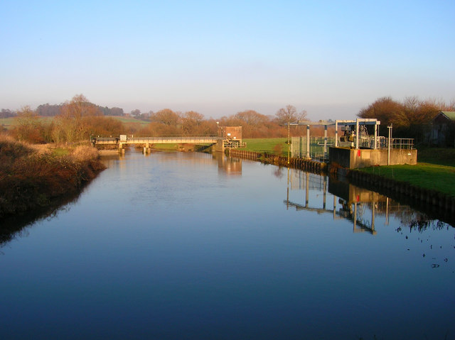 File:Pumping Station, River Rother - geograph.org.uk - 297340.jpg