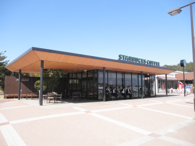 File:Star bucks coffee Miki S.A shop down line.JPG