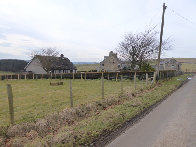 File:The Bungalow and Anton Hill Farm - geograph.org.uk - 5707403.jpg