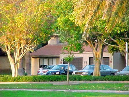 File:Townhouses in the Dhahran Hills, Saudi Arabia.jpg