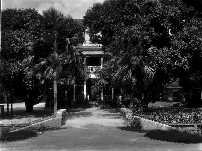 File:Tropenmuseum Royal Tropical Institute Objectnumber 60006403 Een huis op plantage de Morgenstond i.jpg