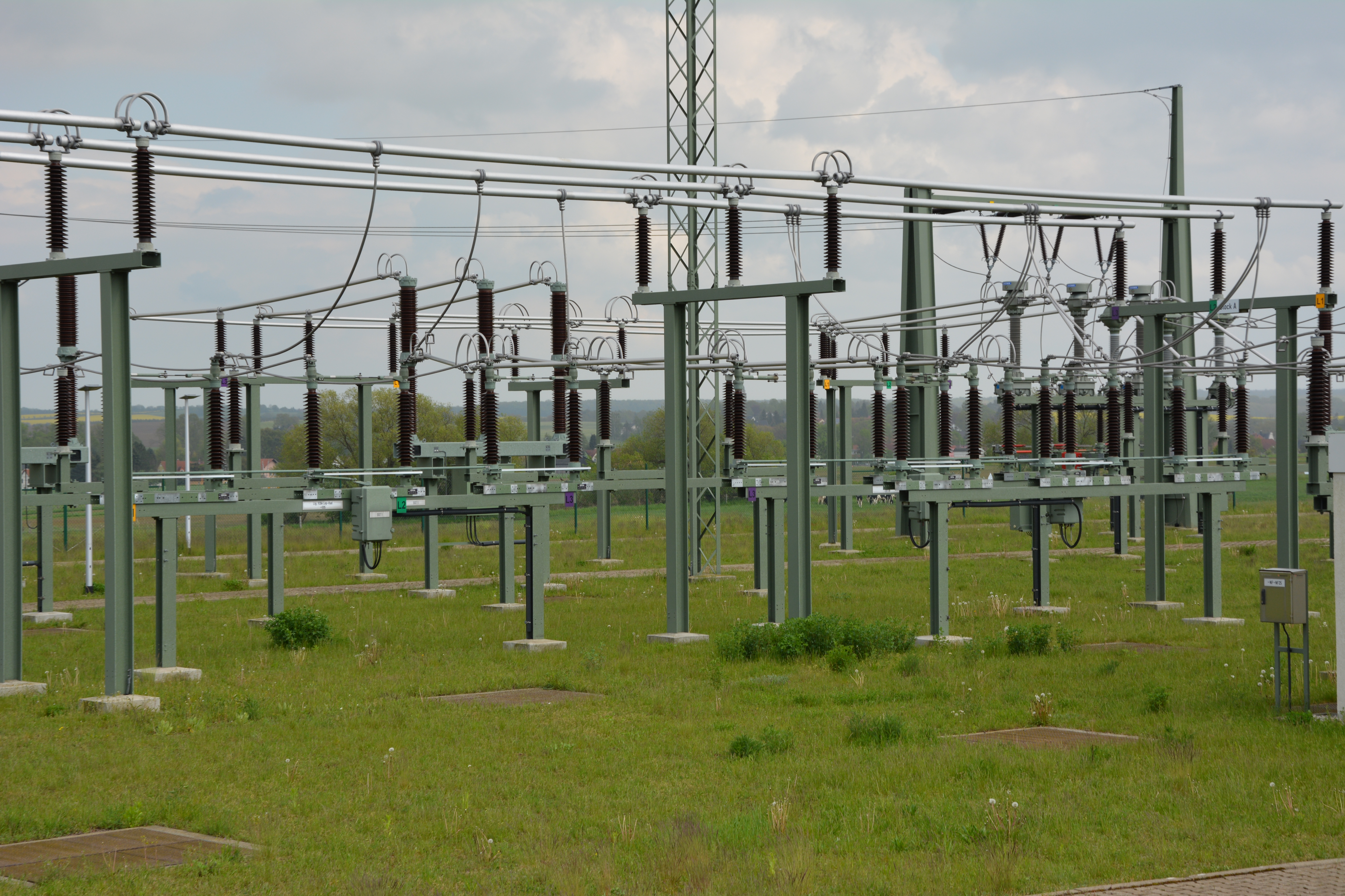 File:Umspannwerk Sammelschiene 110kV.jpg - Wikimedia Commons