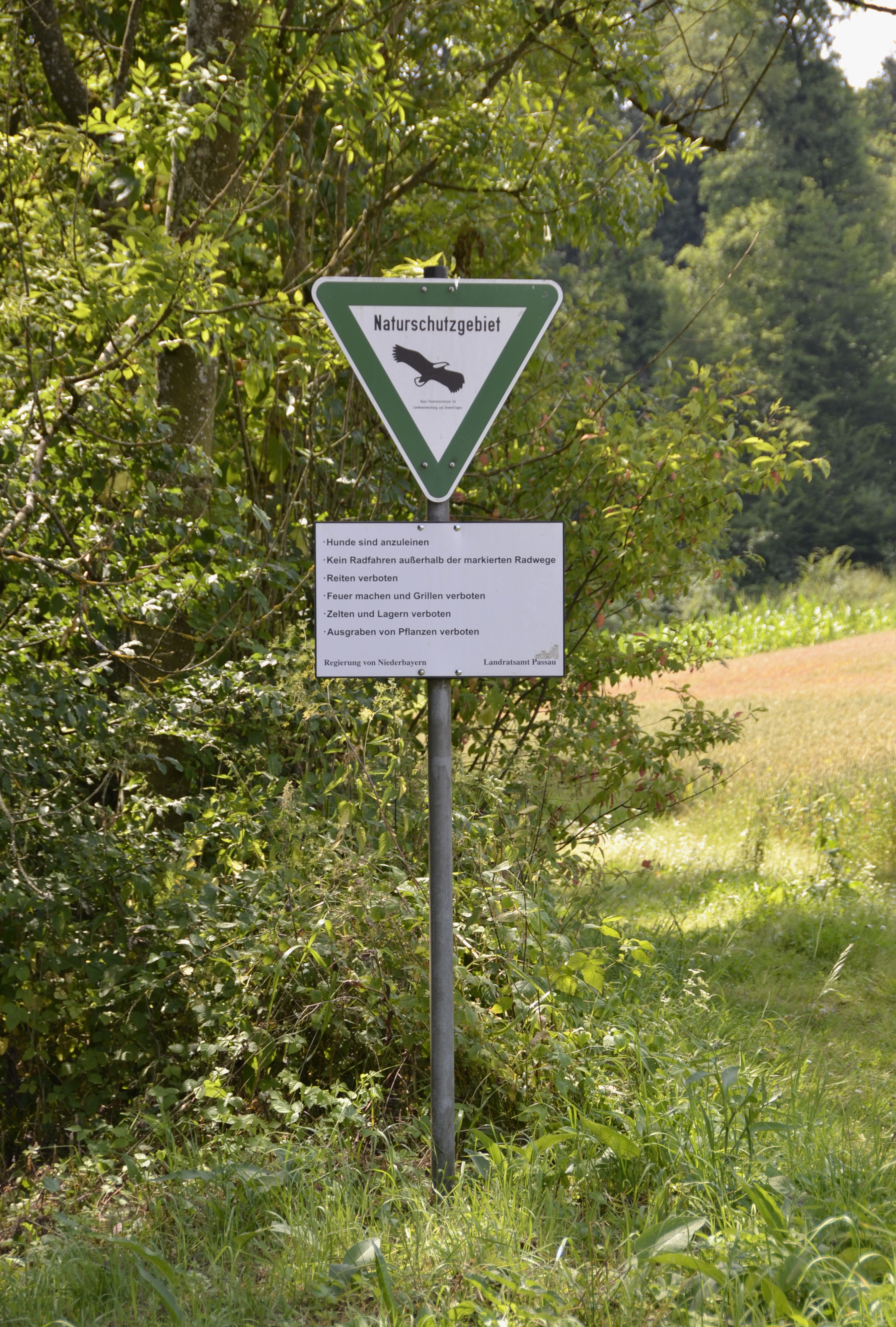 Hinweisschild für das Vils-Engtal-Naturschutzgebiet in Vilshofen a.d. Donau.