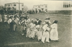 File:Winfield Pk Halloween Parade 40s.jpg