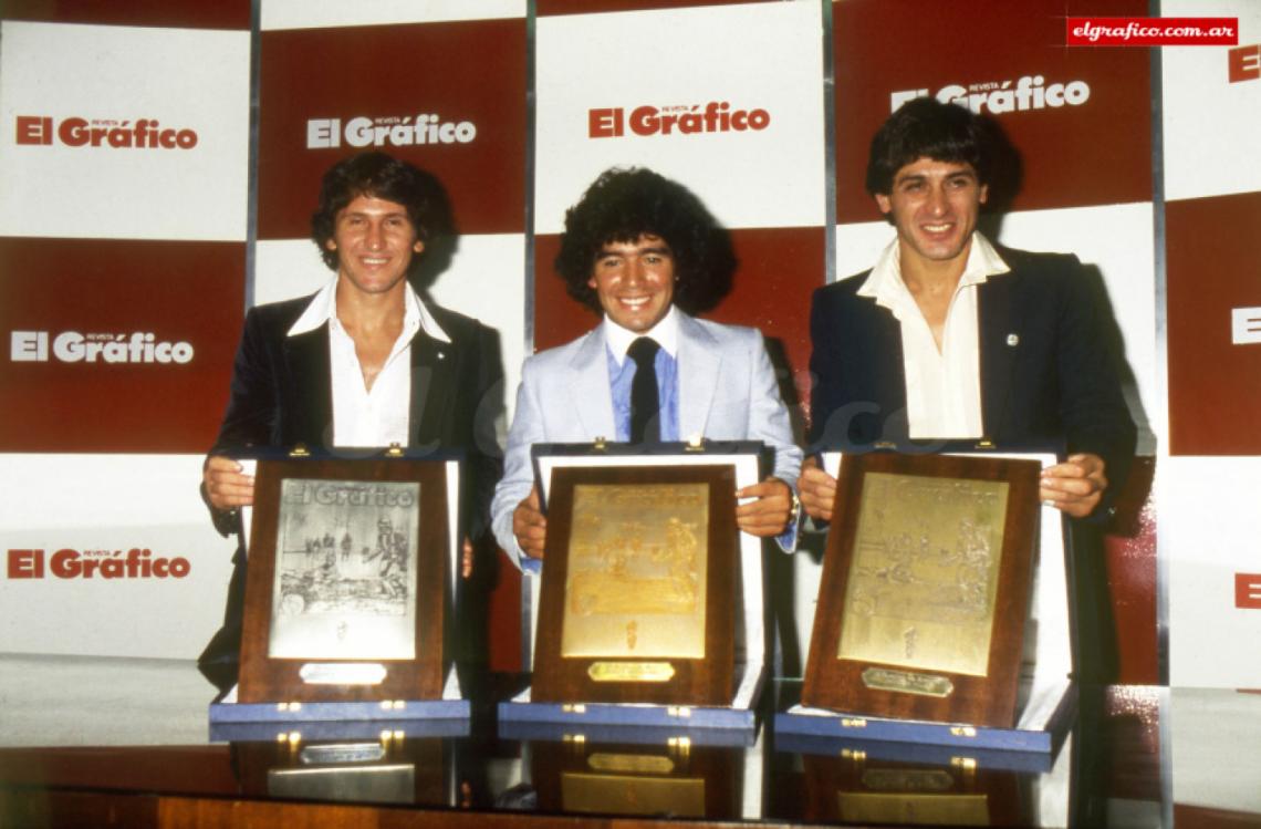 エル・グラフィコ誌から表彰された（左から）ジーコ、ディエゴ・マラドーナ、ウバルド・フィジョール（1981年）Wikipediaより