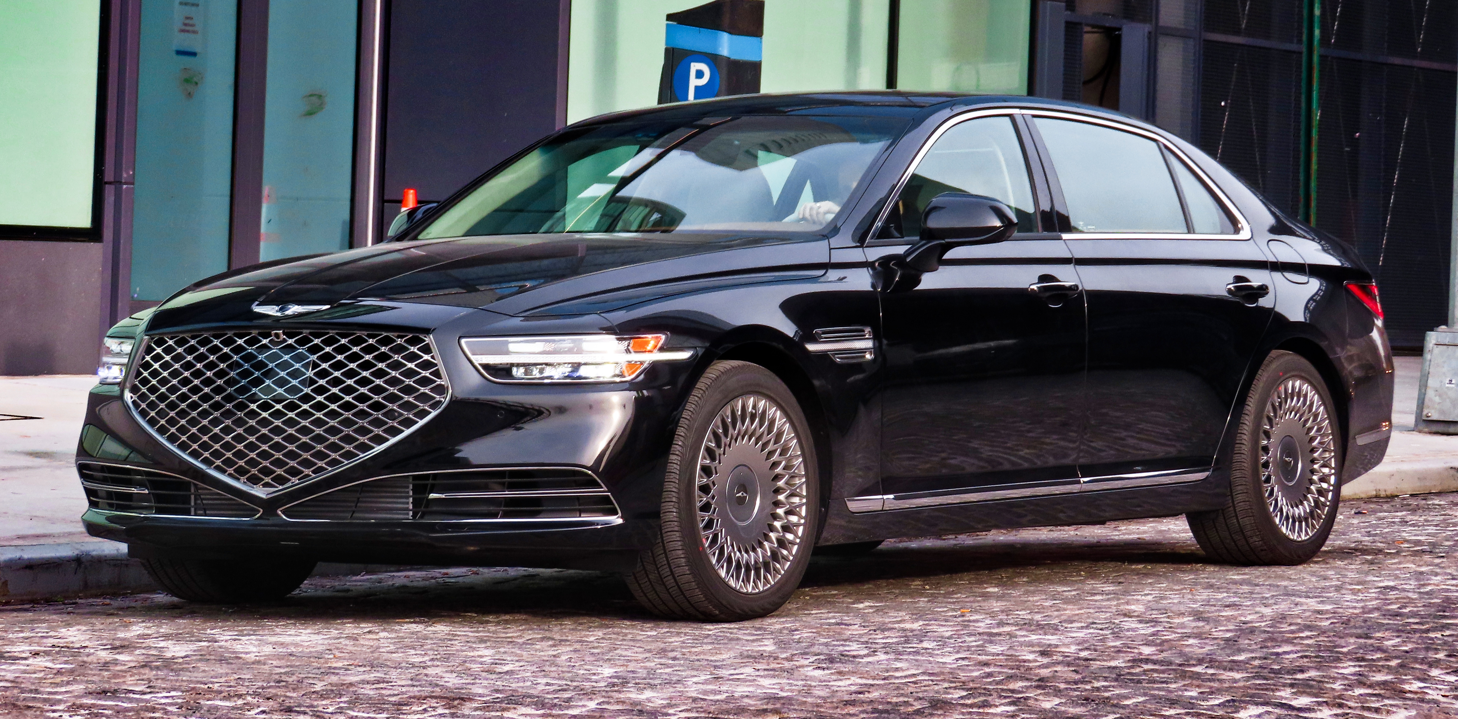 ファイル:2020 Genesis G90 3.3T (facelift) (2), front 1.23.20.jpg 