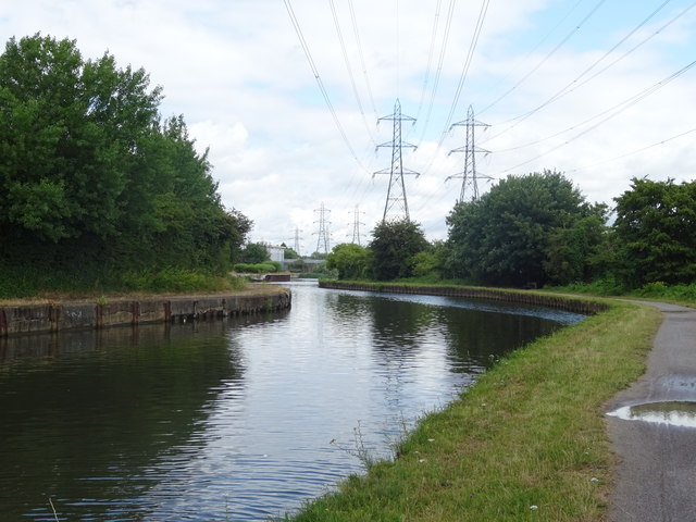 File:Bend in the River Lea Navigation - geograph.org.uk - 6217037.jpg