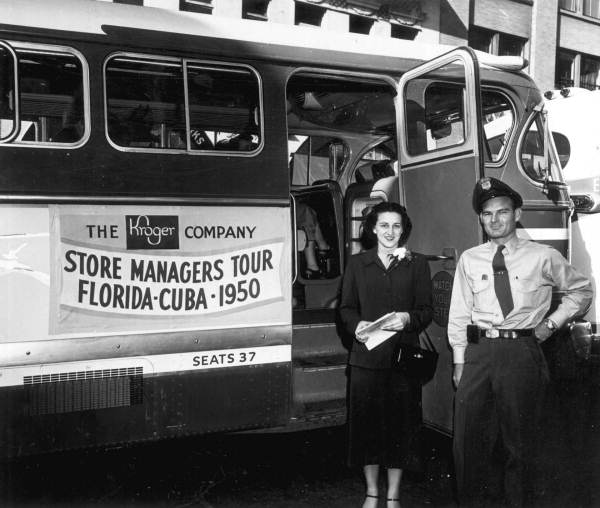 File:Betty Griggs, Kroger tour hostess, and bus driver with the bus Jacksonville, Florida.jpg