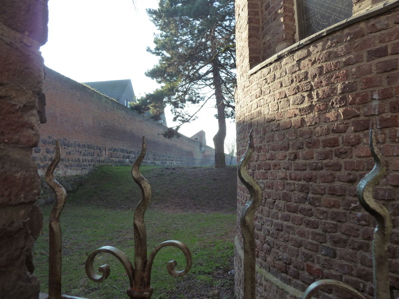 File:Blick vom Rheintor auf die nördliche Stadtmauer - panoramio.jpg