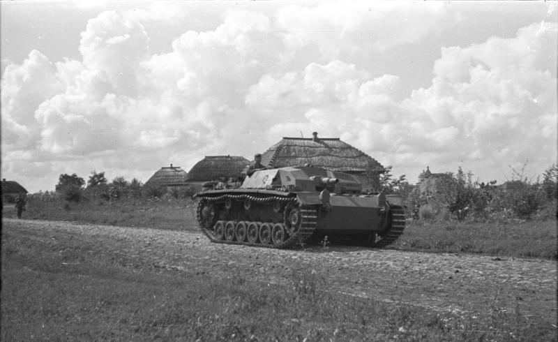 File:Bundesarchiv B 145 Bild-F016202-23A, Russland, Sturmgeschütz III vor Ortschaft.jpg